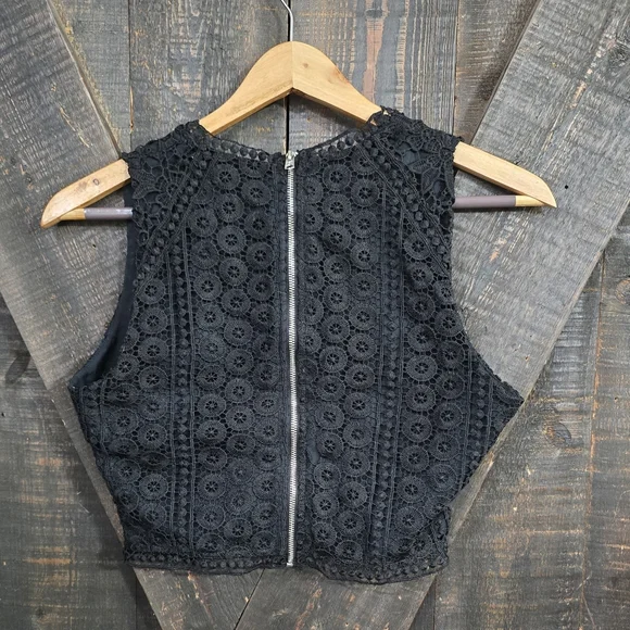 Abercrombie & Fitch Black Lace Cropped Shell Top Small - Picture 4 of 5